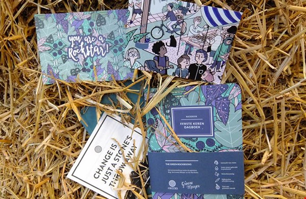 Zelfs de kaartjes zijn van steenpapier gemaakt Zelfs de kaartjes zijn van steenpapier gemaakt